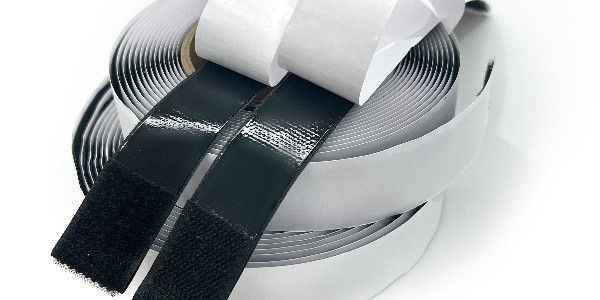 背膠魔術(shù)貼的貼合牢度與材質(zhì)有關(guān)嗎？