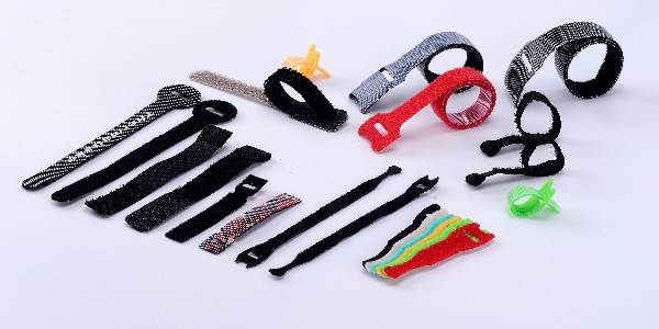 魔術(shù)貼扎帶是如何收納龐大復(fù)雜的數(shù)據(jù)線呢！