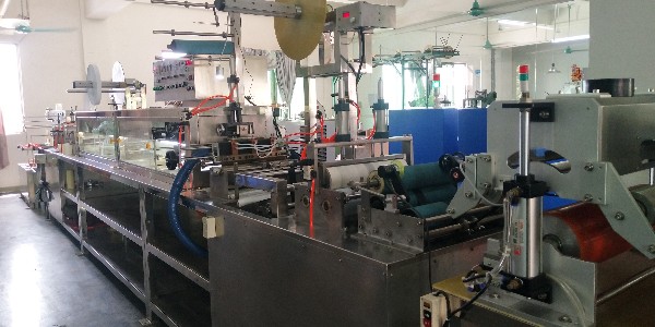 好產(chǎn)品離不開(kāi)好設(shè)備-新款背膠魔術(shù)貼生產(chǎn)線已到廠！