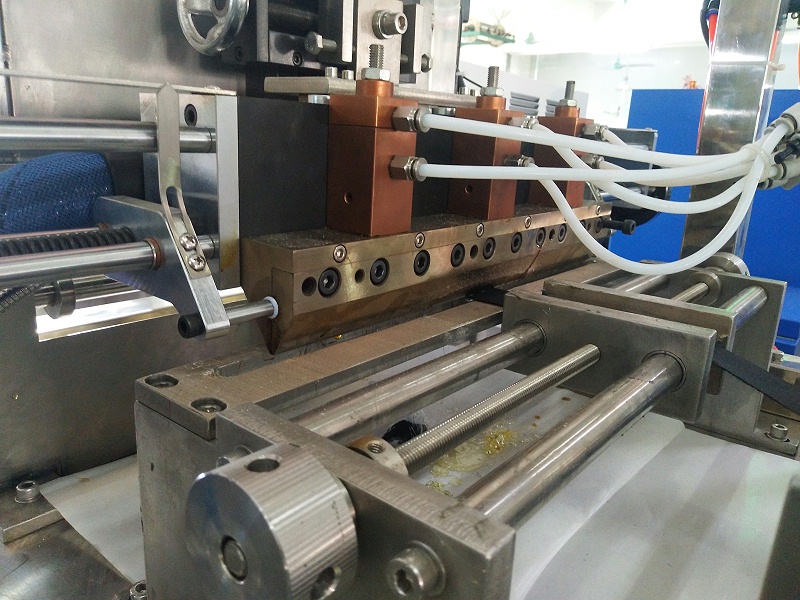 背膠魔術(shù)貼生產(chǎn)線