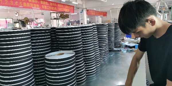 背膠魔術(shù)貼能貼在塑膠上嗎